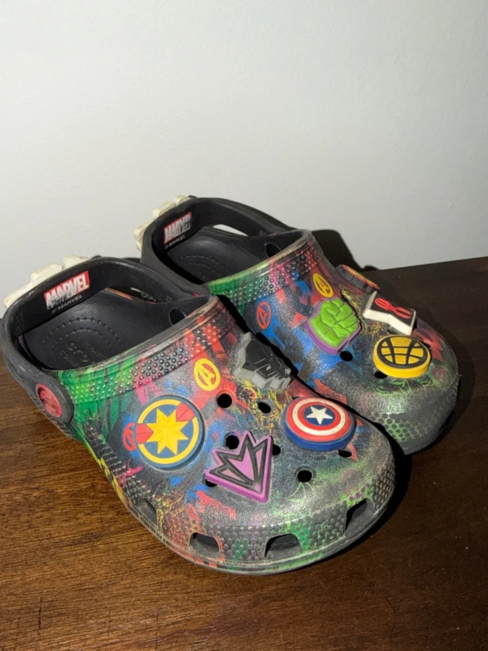 Crocs Marvel Avengers Unisex Kids w/ Marvel Symbol Charms Graffiti Style Sz C 11